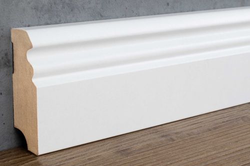 Berliner Leiste in Weiß aus MDF mit klassischem Berliner Profil – elegante Sockelleiste an Wand und Holzboden